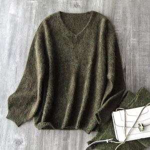 100% brushed wool V-Neck Sweater in Green & Brown